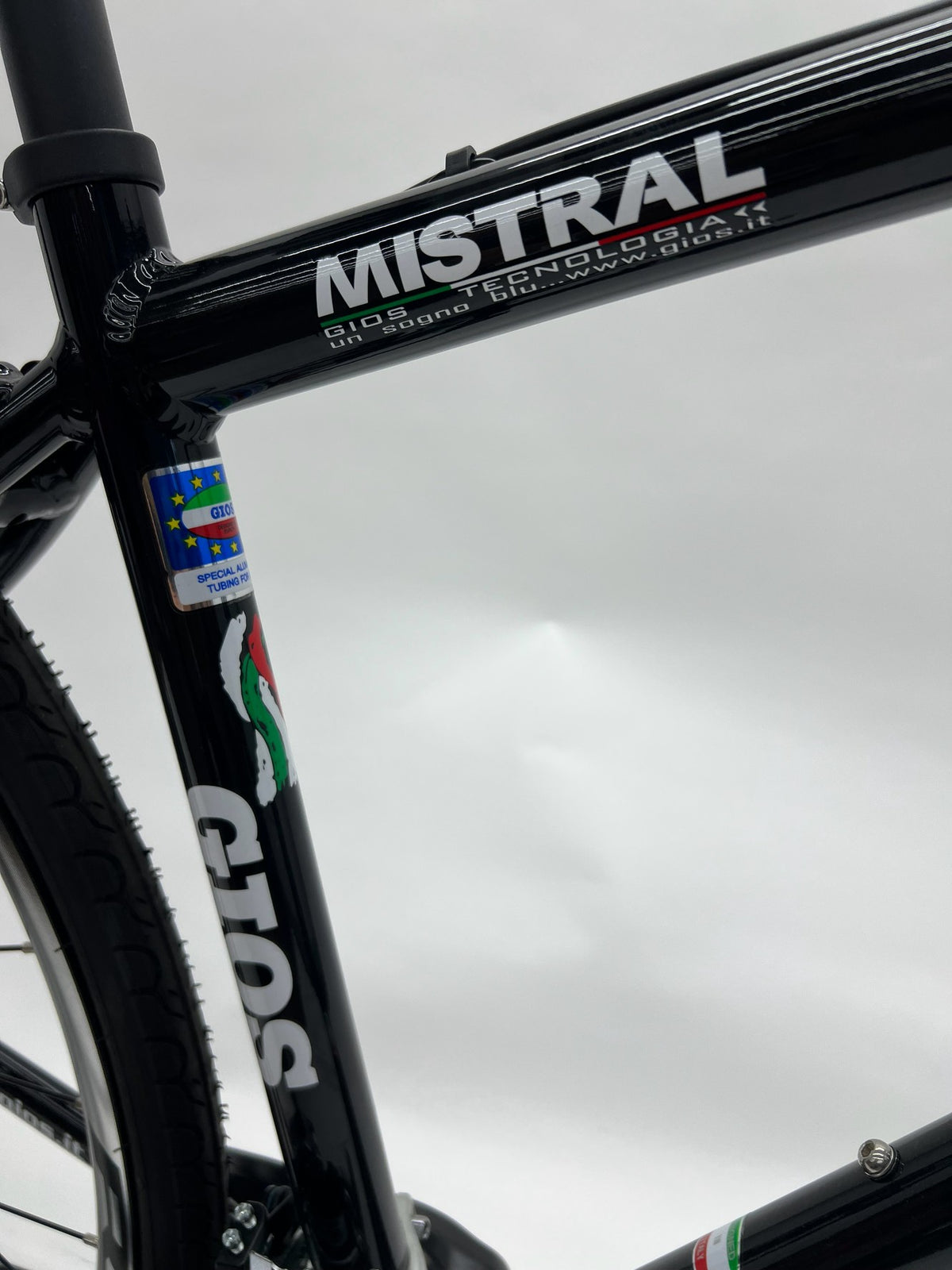 GIOS MISTRAL ロゴとフレーム素材