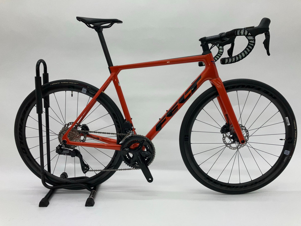 FELT FR ADVANCED 105 Di2 540mm ファストオレンジ 車体全体